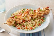 Repas tout-en-un de brochettes de crevettes avec riz grill