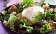 Salade aux œufs  pochés
