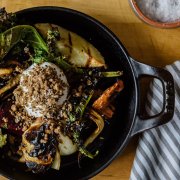 Saut de lgumes racines sur le gril avec oeuf poch croustillant