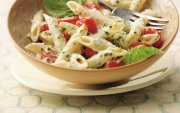 Penne aux tomates fraches et au pesto