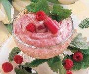 Parfaits  la rhubarbe et aux framboises