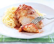 Poulet au four au parmesan servi sur courge spaghetti