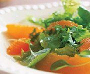 Salade d'agrumes et de légumes verts de saison