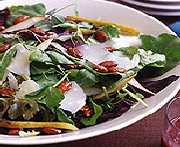 Salade de mesclun avec poires, noix grilles