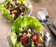 Salade de tomatilles et haricots noirs avec zeste de lime