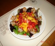 Salade mangue et fraises aux crevettes