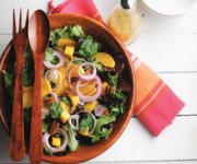 Salade de mesclun, mangue et noix de pacane