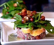 Tartare de cerf, salade de bb pinard aux noisettes